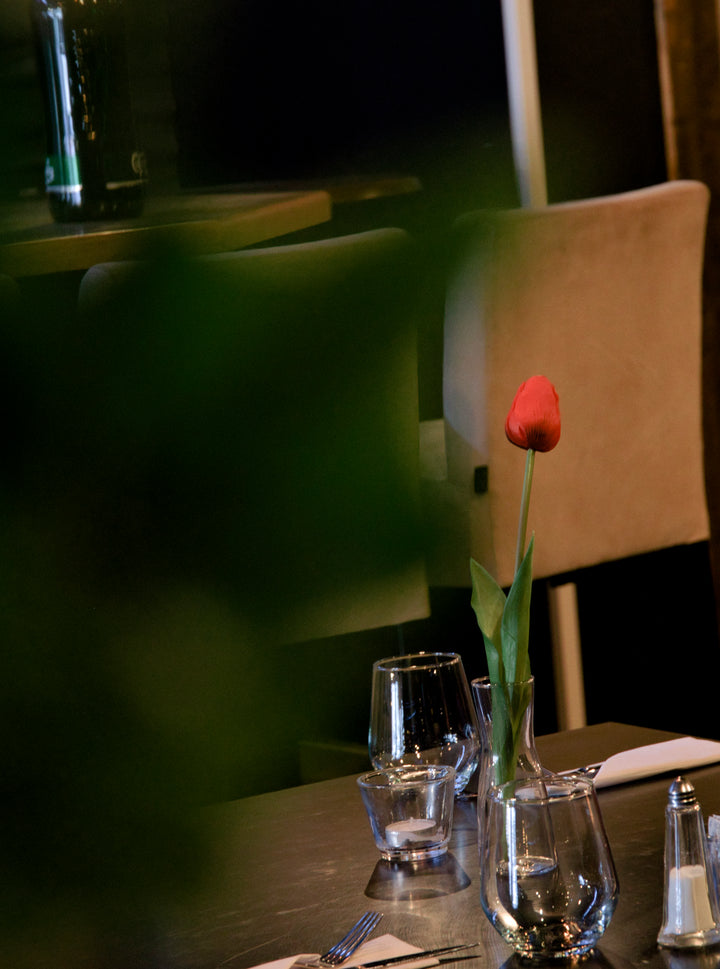 Borddekking og atmosfære hos Torino's Restaurant & Bar